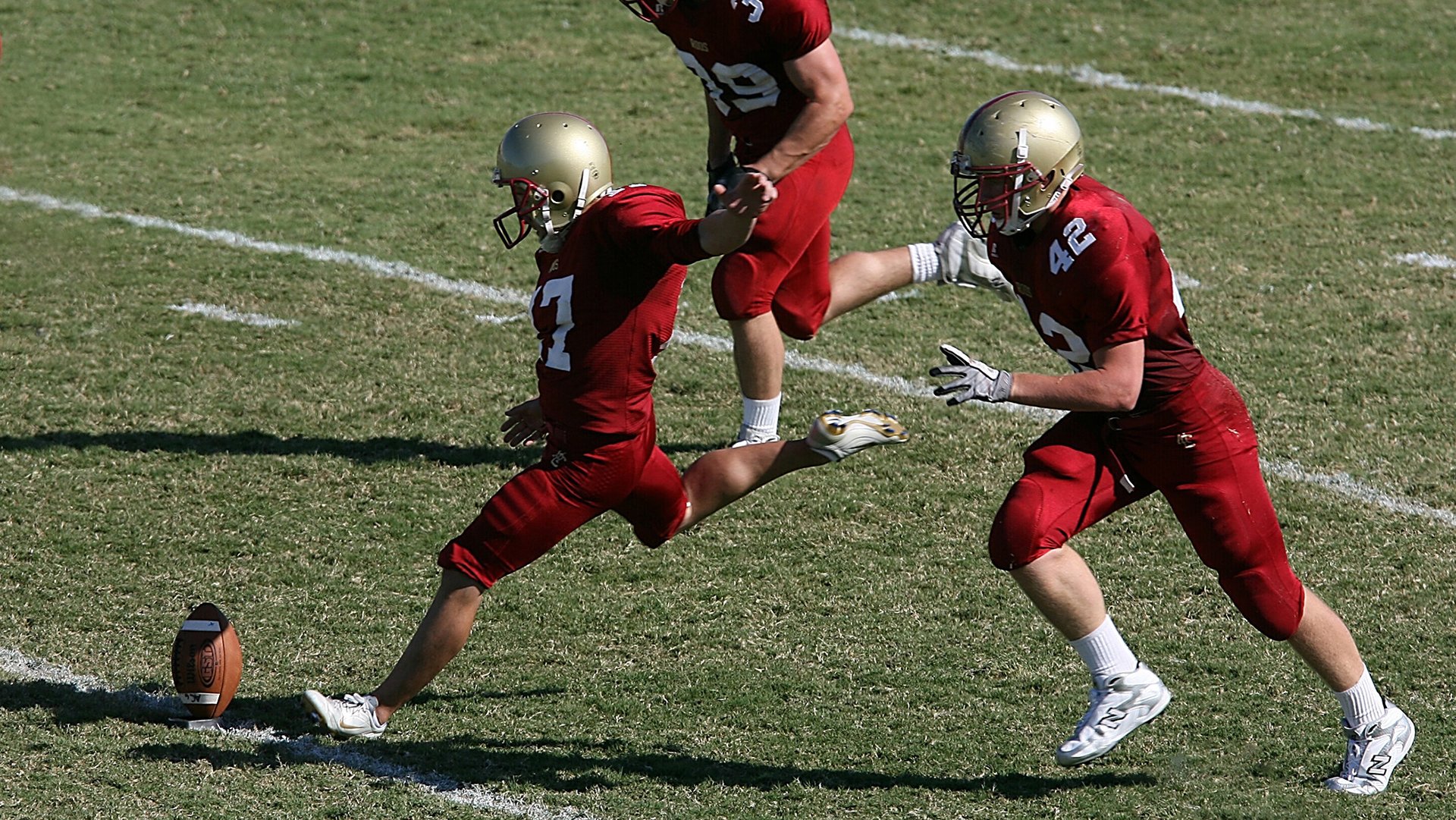 球员持球后的节奏起跳是否影响命中率,持球跳起被对方按下算走步吗